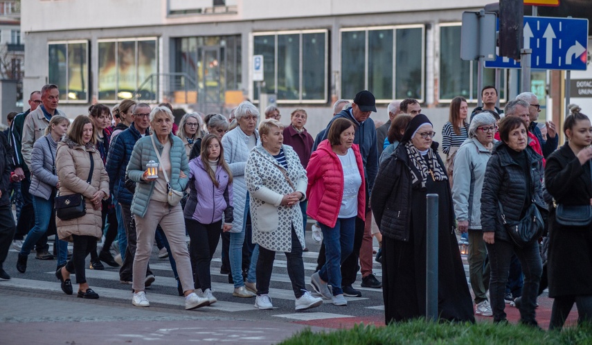 Ponieśli krzyż ulicami Elbląga zdjęcie nr 328693