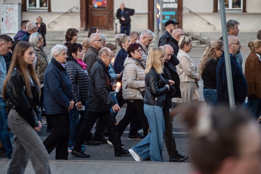 Ponieśli krzyż ulicami Elbląga zdjęcie nr 328689