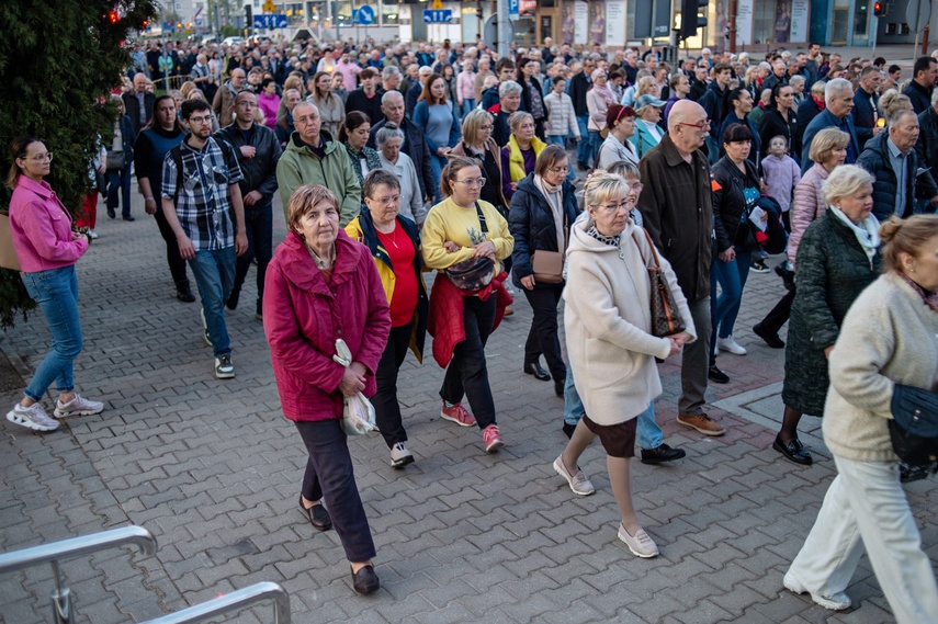 Ponieśli krzyż ulicami Elbląga zdjęcie nr 328687