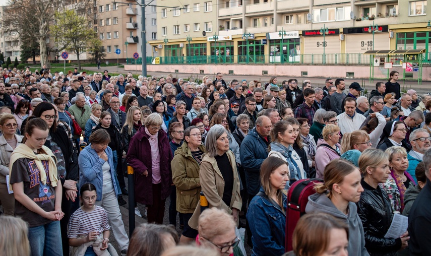 Ponieśli krzyż ulicami Elbląga zdjęcie nr 328673