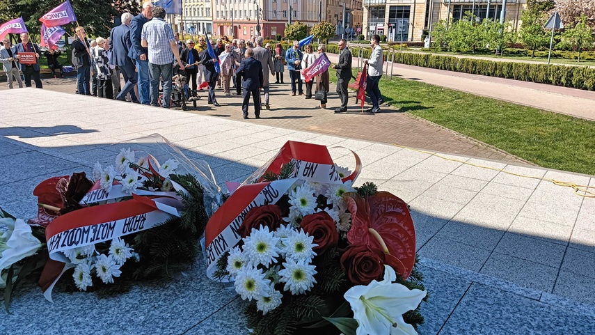Lewica świętowała pod Pomnikiem Odrodzenia zdjęcie nr 329066