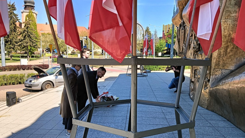 Lewica świętowała pod Pomnikiem Odrodzenia zdjęcie nr 329068