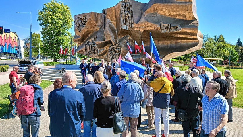 Lewica świętowała pod Pomnikiem Odrodzenia zdjęcie nr 329072