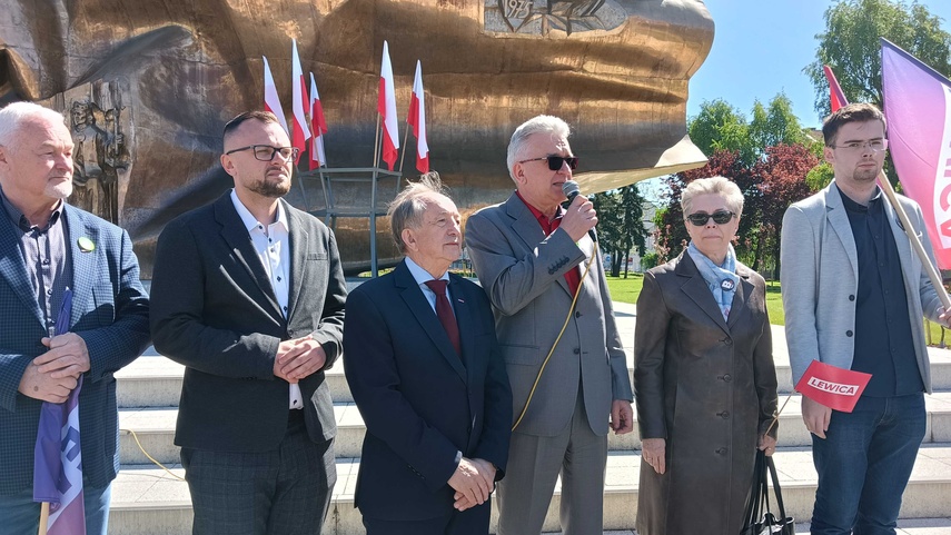 Lewica świętowała pod Pomnikiem Odrodzenia zdjęcie nr 329071