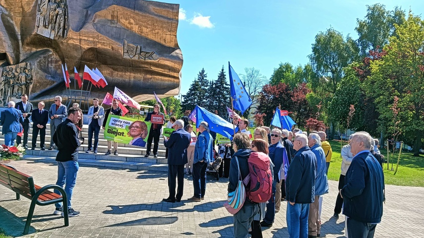Lewica świętowała pod Pomnikiem Odrodzenia zdjęcie nr 329073