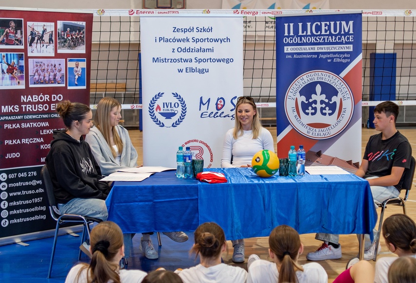 Aleksandra Szczygłowska odwiedziła młodych siatkarzy zdjęcie nr 329392
