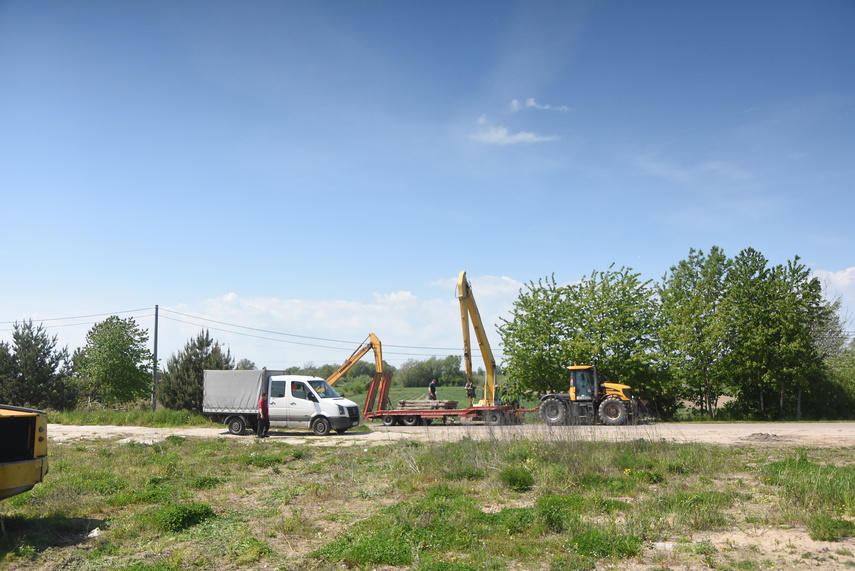 Wybierają zalegającą w rzece Elbląg ziemię zdjęcie nr 330089