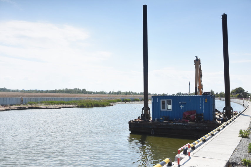 Wybierają zalegającą w rzece Elbląg ziemię zdjęcie nr 330082