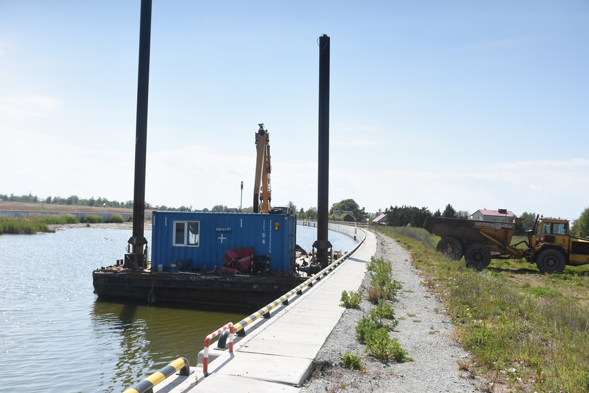 Wybierają zalegającą w rzece Elbląg ziemię zdjęcie nr 330081