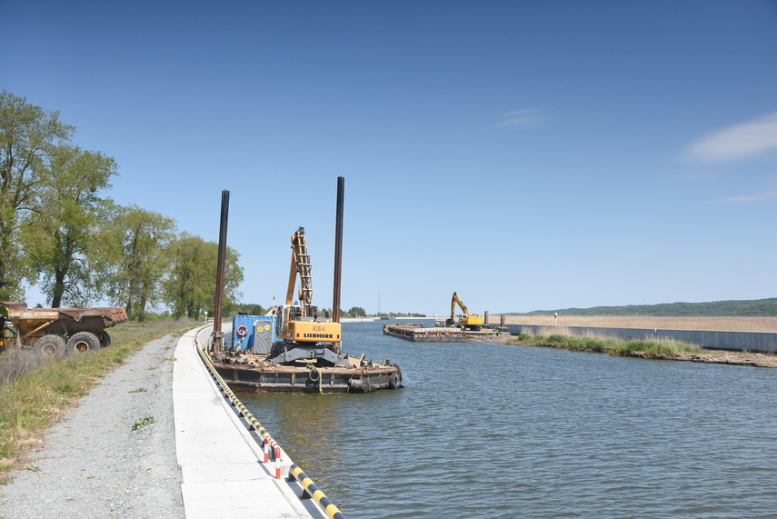 Wybierają zalegającą w rzece Elbląg ziemię zdjęcie nr 330083