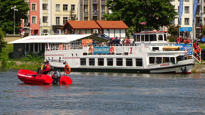 Pomoc strażaków na rzece zdjęcie nr 332323