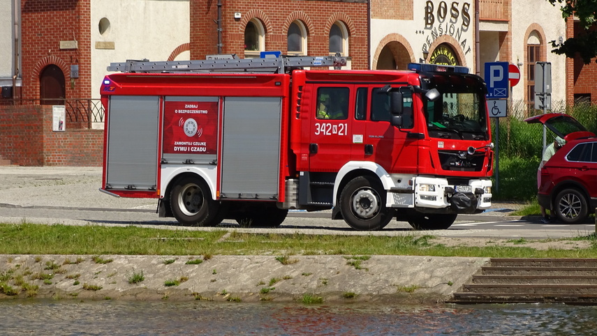 Pomoc strażaków na rzece zdjęcie nr 332320