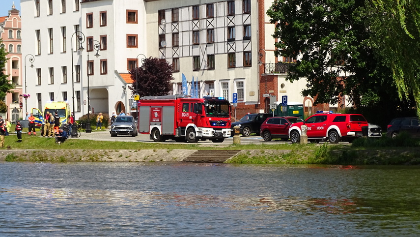 Pomoc strażaków na rzece zdjęcie nr 332316