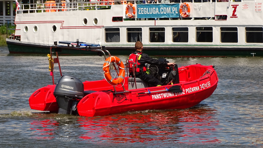 Pomoc strażaków na rzece zdjęcie nr 332321