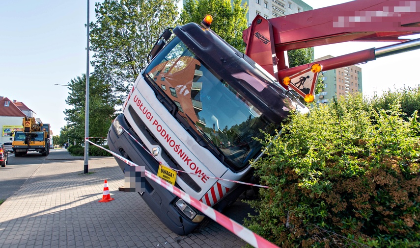 Zdarzenie z udziałem podnośnika zdjęcie nr 332330