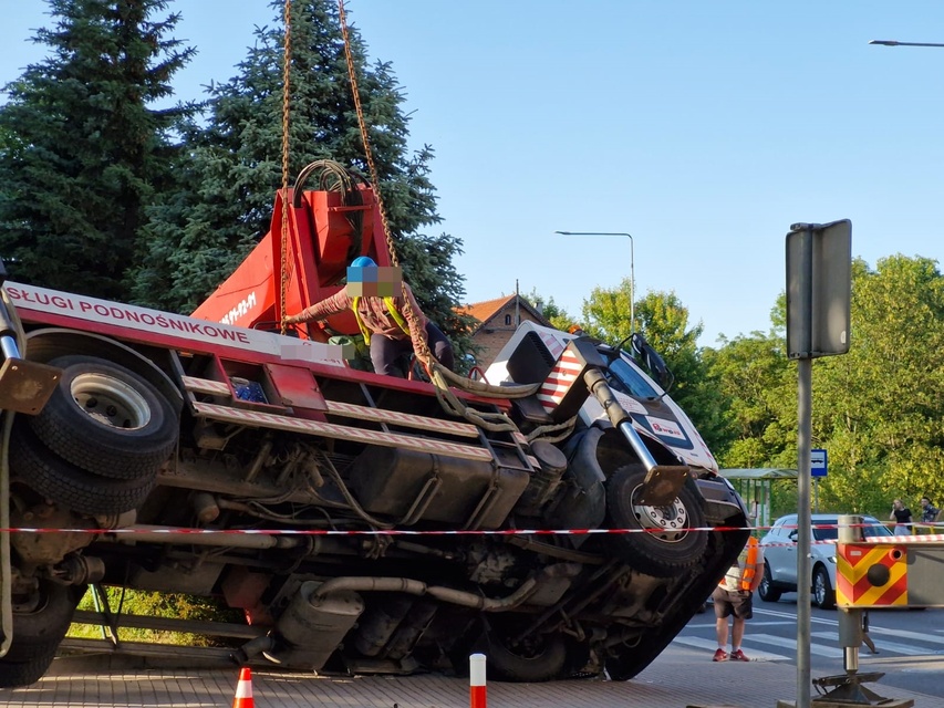 Zdarzenie z udziałem podnośnika zdjęcie nr 332334
