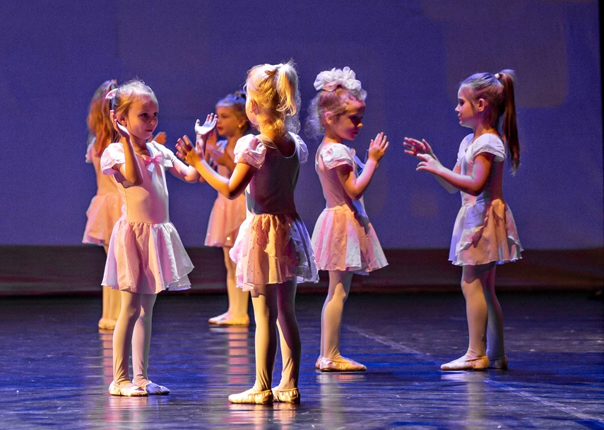 Taneczna osiemnastka szkoły Broadway zdjęcie nr 332555