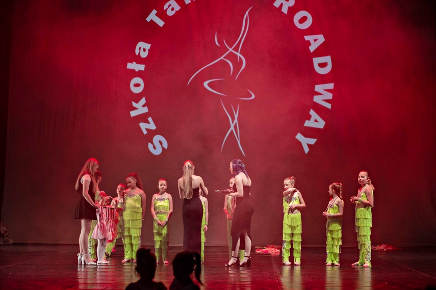 Taneczna osiemnastka szkoły Broadway zdjęcie nr 332639