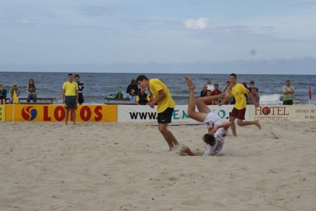 Młodzieżowcy na plaży zdjęcie nr 26640