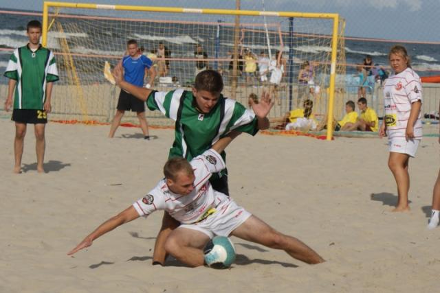 Młodzieżowcy na plaży zdjęcie nr 26646