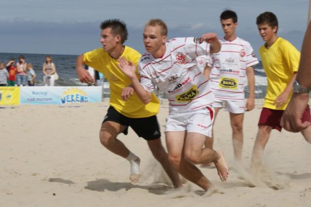 Młodzieżowcy na plaży zdjęcie nr 26641