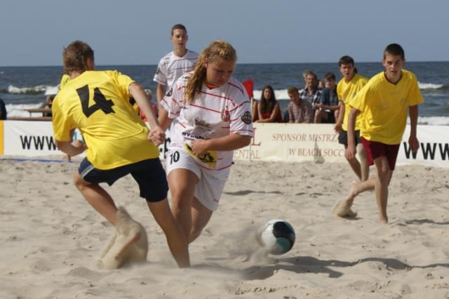 Młodzieżowcy na plaży zdjęcie nr 26643