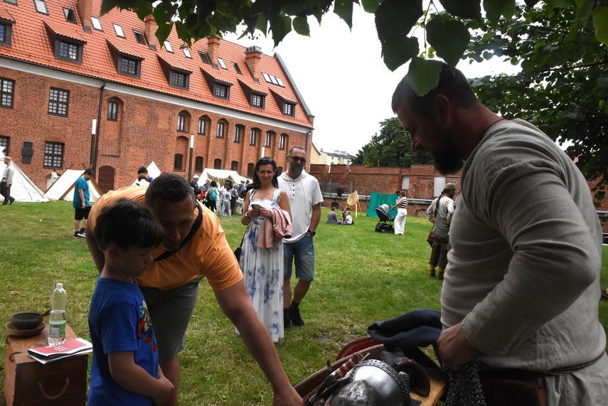 Truso na dziedzińcu muzeum zdjęcie nr 332991