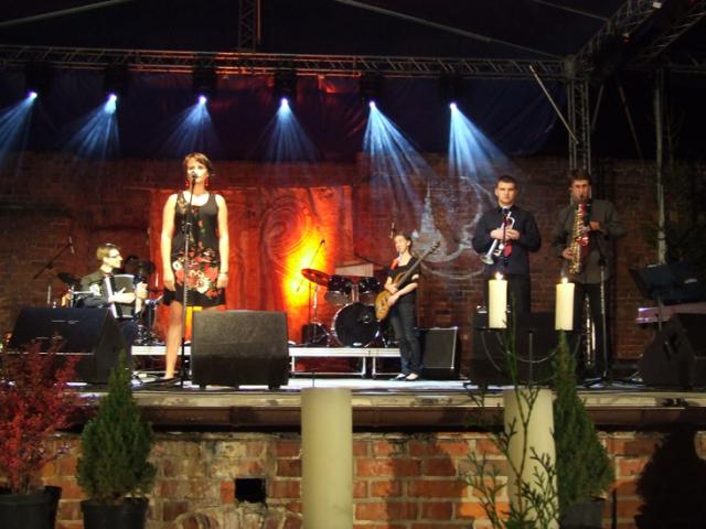 Barbara Hanaczewska z zespołem Locomitywa. Artystkę znamy choćby z ostatniego Festiwalu „...czy to jest