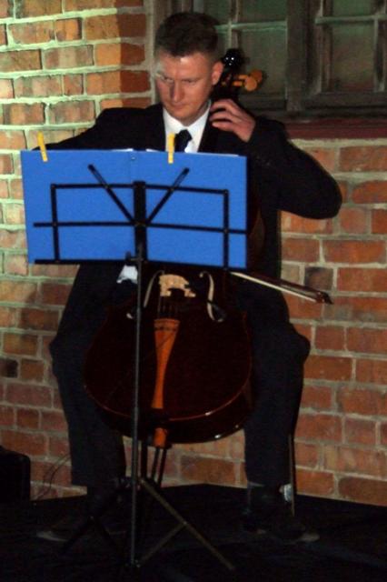 Tomasz Przyborowski, nauczyciel wiolonczeli Kasi Kamudy, zaprezentował recital wiolonczelowy podczas zbiórki pieniędzy