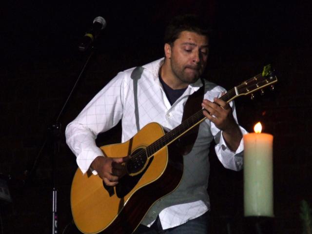Mateusz Rulski-Bożek - śpiewający autor, gitarzysta, tłumacz...