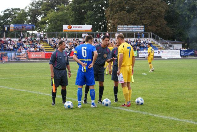 Kapitanowie obu drużyn podczas losowania stron boiska.