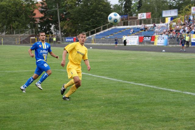 Łukasz Pietroń (nr 19) w walce o piłkę.