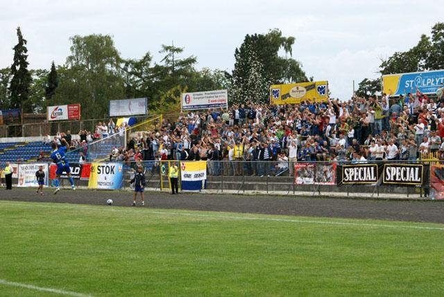 Tradycją elbląskiego stadionu staje się doping na dwie trybuny.