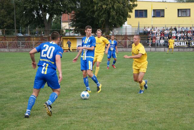 Kamil Stankiewicz (nr 3) i Mateusz Kołodziejski (nr 20) odpierają kolejny atak gości. 