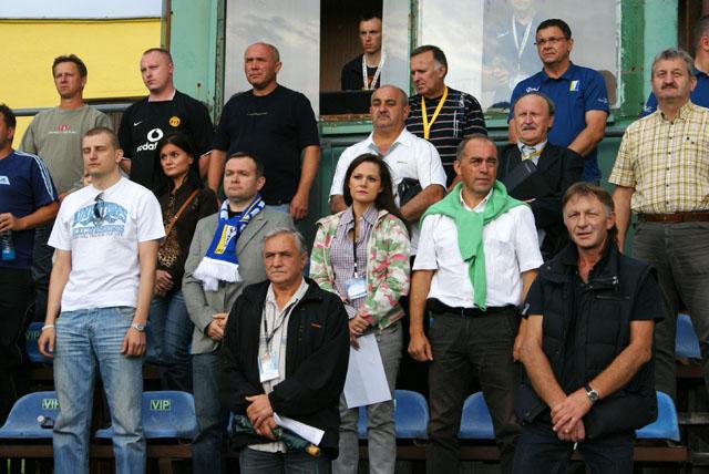 Na meczu pojawił się Grzegorz Nowaczyk, członek zarządu województwa warmińsko-mazurskiego (w szaliku).