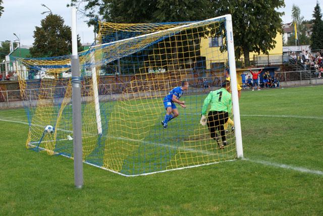 Szczęśliwy „Koło” (nr 20) po zdobyciu gola. Olimpia prowadzi 2:0.