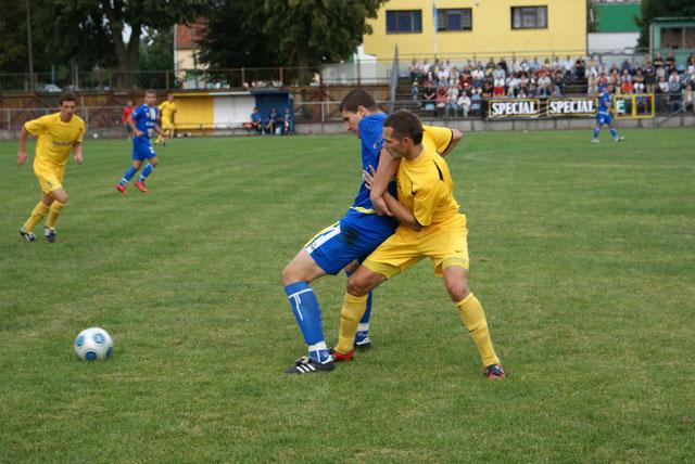 Paweł Piotrowski (nr 2) w starciu z obrońcami Niecieczy.