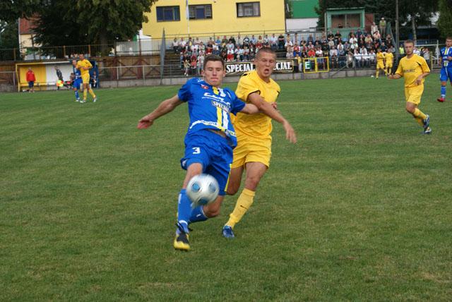 Kamil Stankiewicz (nr 3) odpiera atak niecieczan.