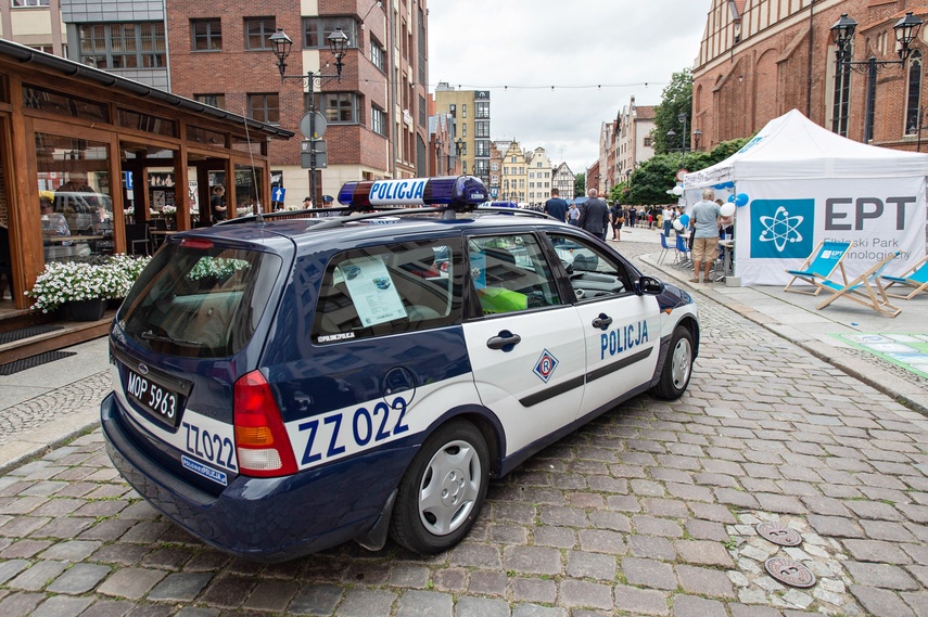 Świętują policjanci zdjęcie nr 333896