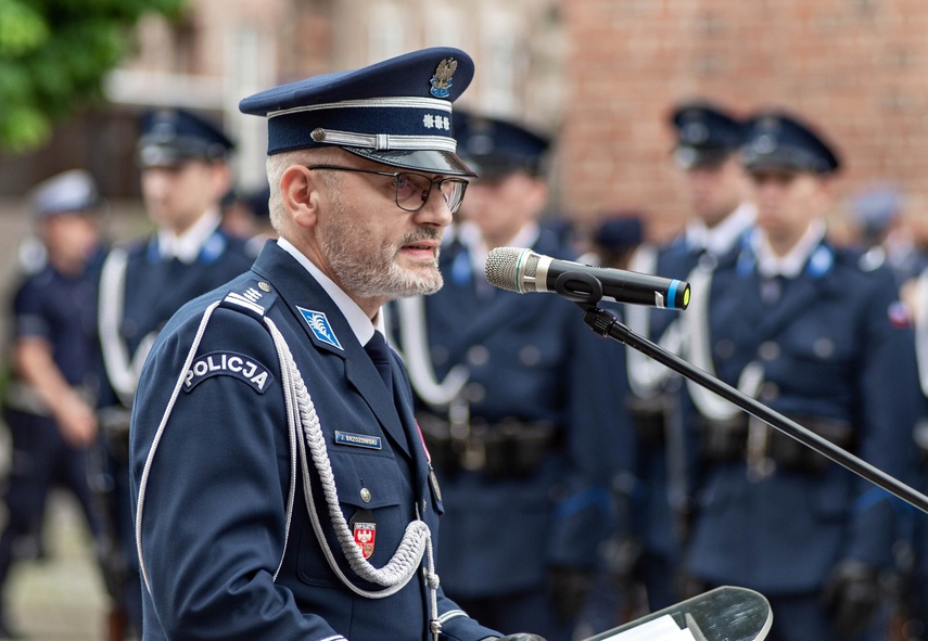 Świętują policjanci zdjęcie nr 333878