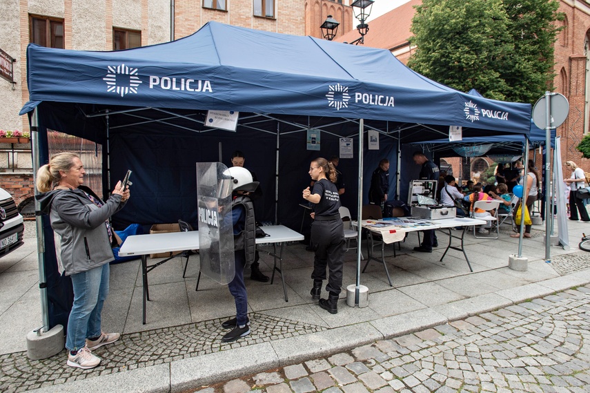 Świętują policjanci zdjęcie nr 333891