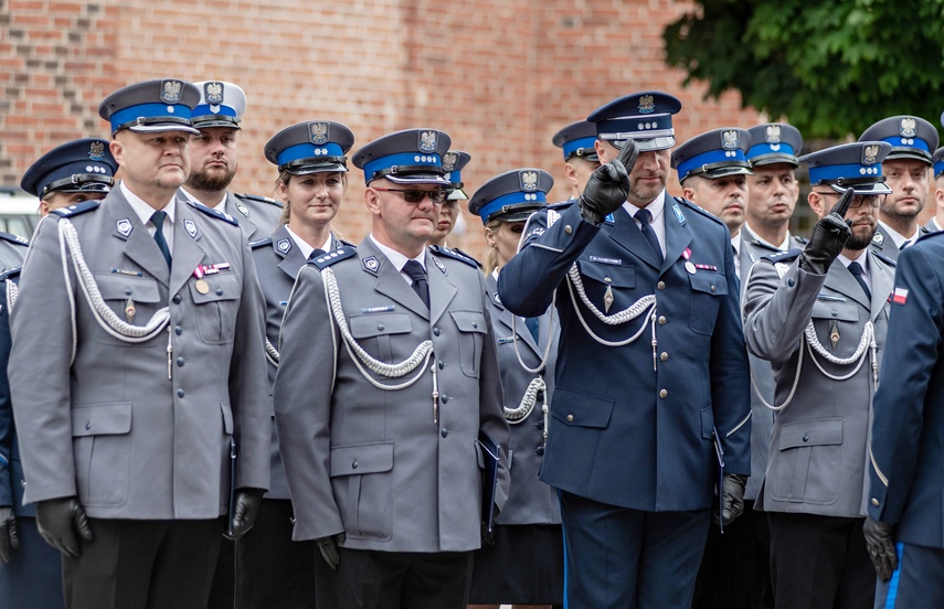 Świętują policjanci zdjęcie nr 333859