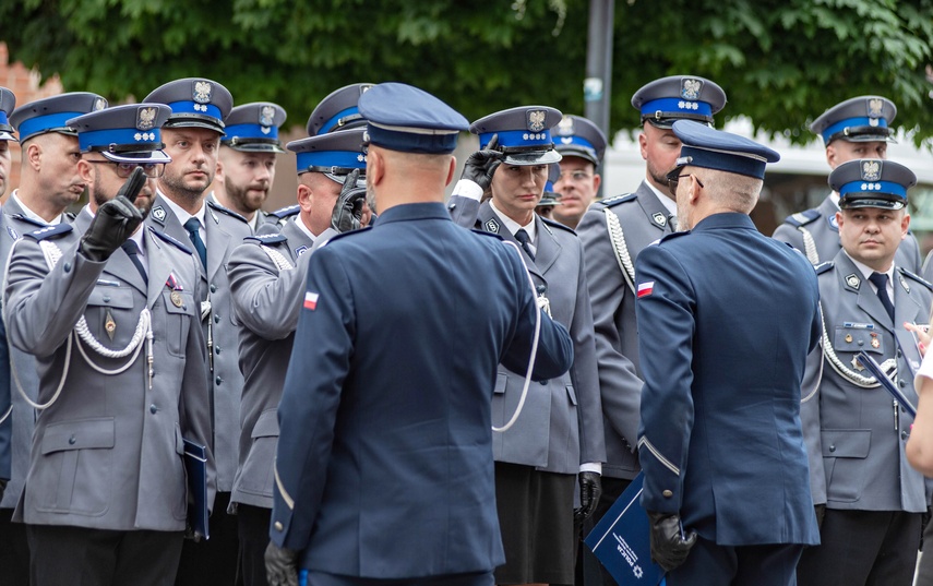 Świętują policjanci zdjęcie nr 333860