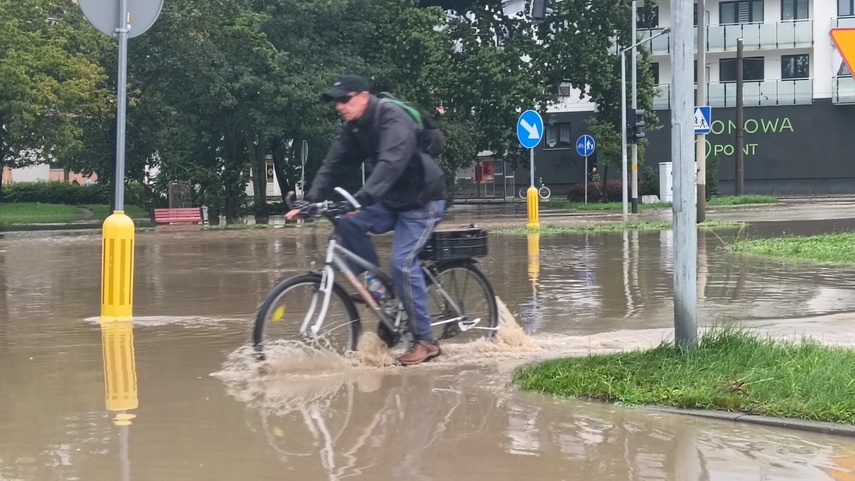 Kumiela też wylała, zalana ul. Związku Jaszczurczego zdjęcie nr 334532