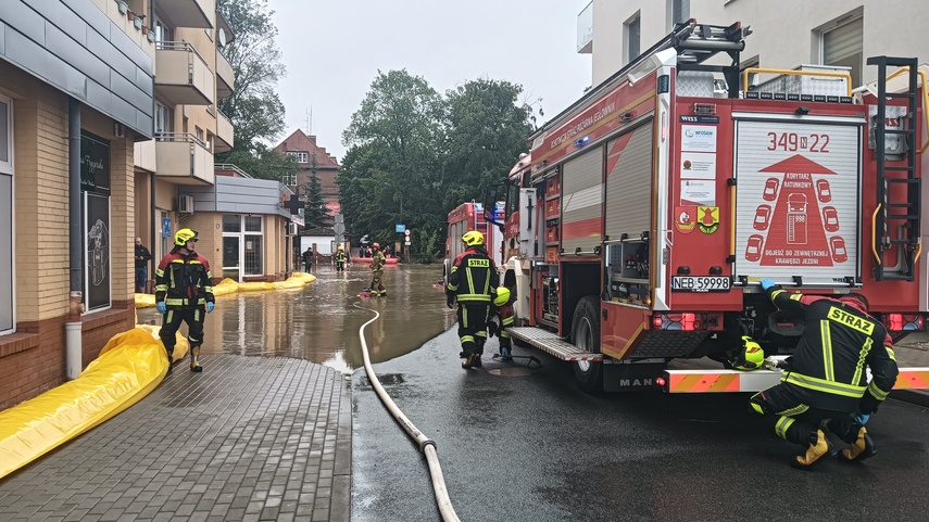 Kumiela też wylała, zalana ul. Związku Jaszczurczego zdjęcie nr 334522