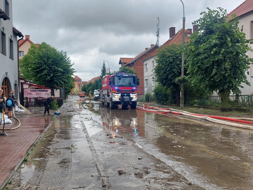 „Nie spaliśmy, nie mamy prądu, wody, nic...” zdjęcie nr 334539