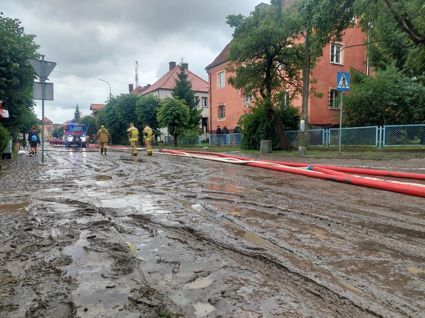 „Nie spaliśmy, nie mamy prądu, wody, nic...” zdjęcie nr 334537