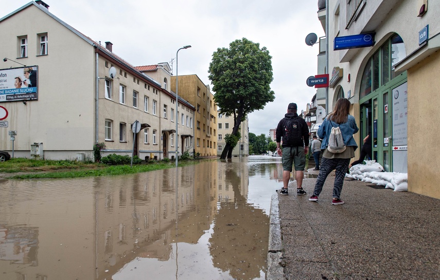 Szpital uratowany przed wodą, okolice zalane zdjęcie nr 334563