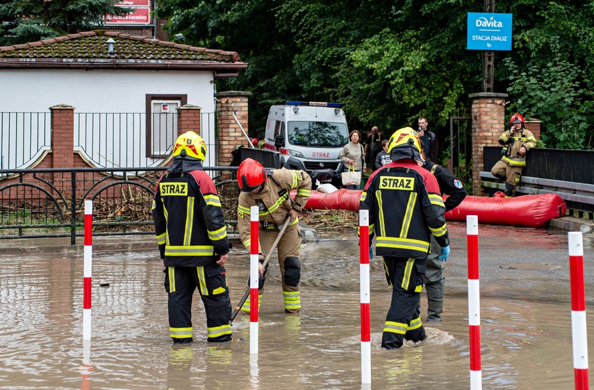 Szpital uratowany przed wodą, okolice zalane zdjęcie nr 334584