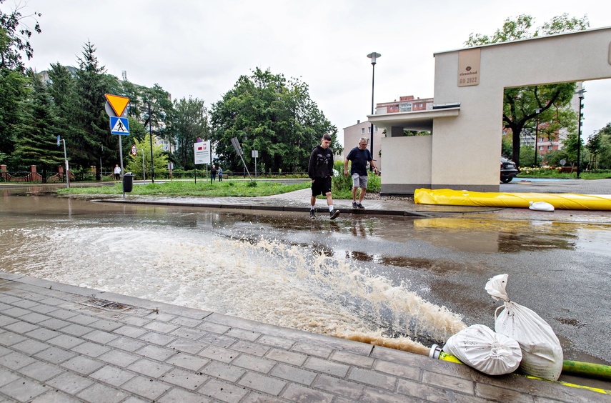 Szpital uratowany przed wodą, okolice zalane zdjęcie nr 334578